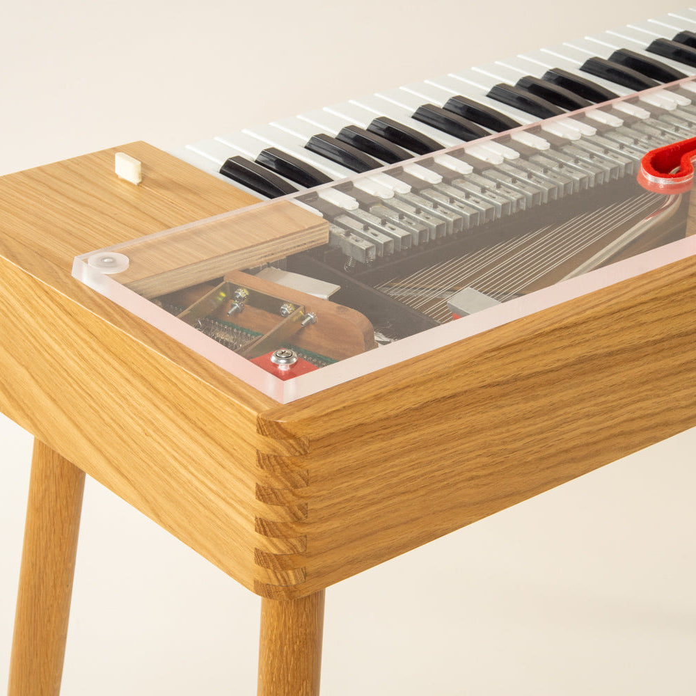 Clear plexiglass lid on a vintage electric keyboard