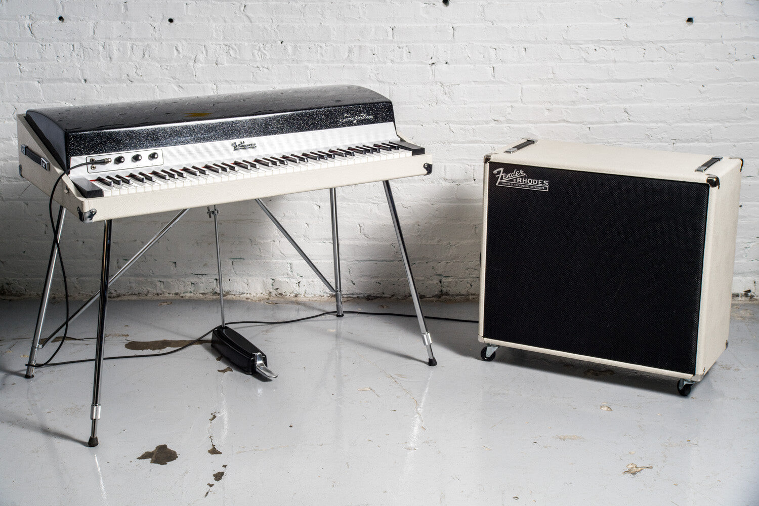Custom Shop: 1973 Ivory Stereophonic Satellite | Chicago Electric