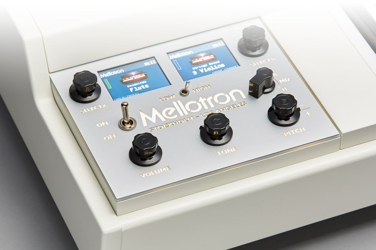 Mellotron M4000D Mini, white, control panel with two displays