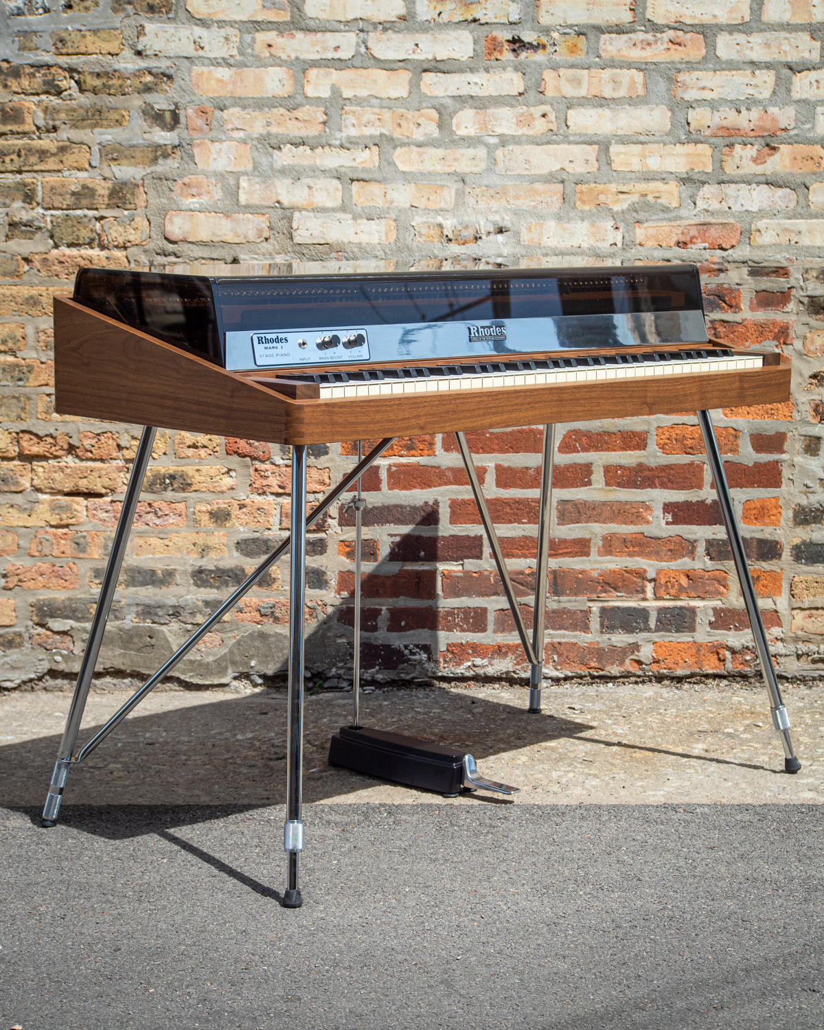 Manuel Turizo custom Walnut Rhodes – The Chicago Electric Piano Co.